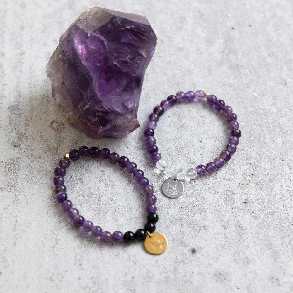 PEACE OF MIND Mala Armband aus Amethyst und Bergkristall Steinen mit silbernem Plättchen und Perle und Mala Armband aus Amethyst und Turmalin Steinen mit goldenem Plättchen und Perle und Amethyst Steine.