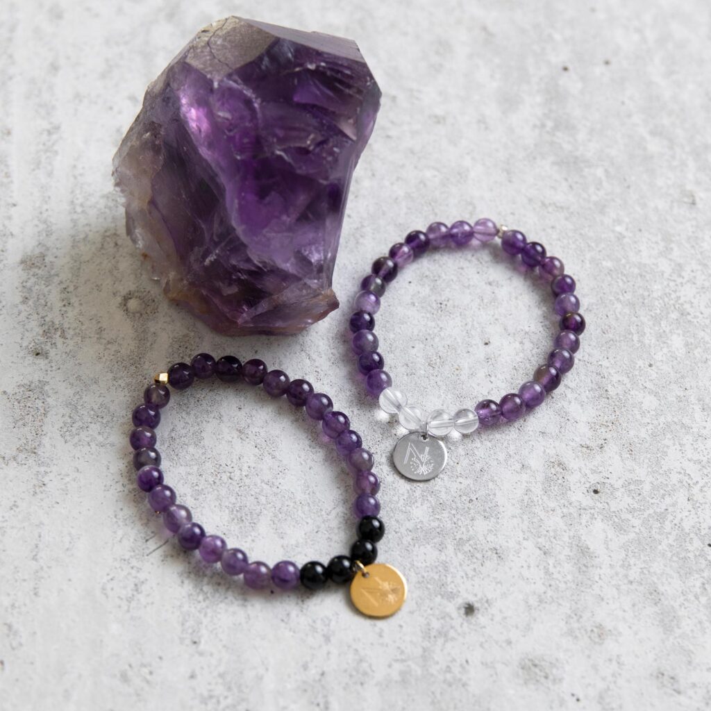 PEACE OF MIND Mala Armband aus Amethyst und Bergkristall Steinen mit silbernem Plättchen und Perle und Mala Armband aus Amethyst und Turmalin Steinen mit goldenem Plättchen und Perle und Amethyst Steine.