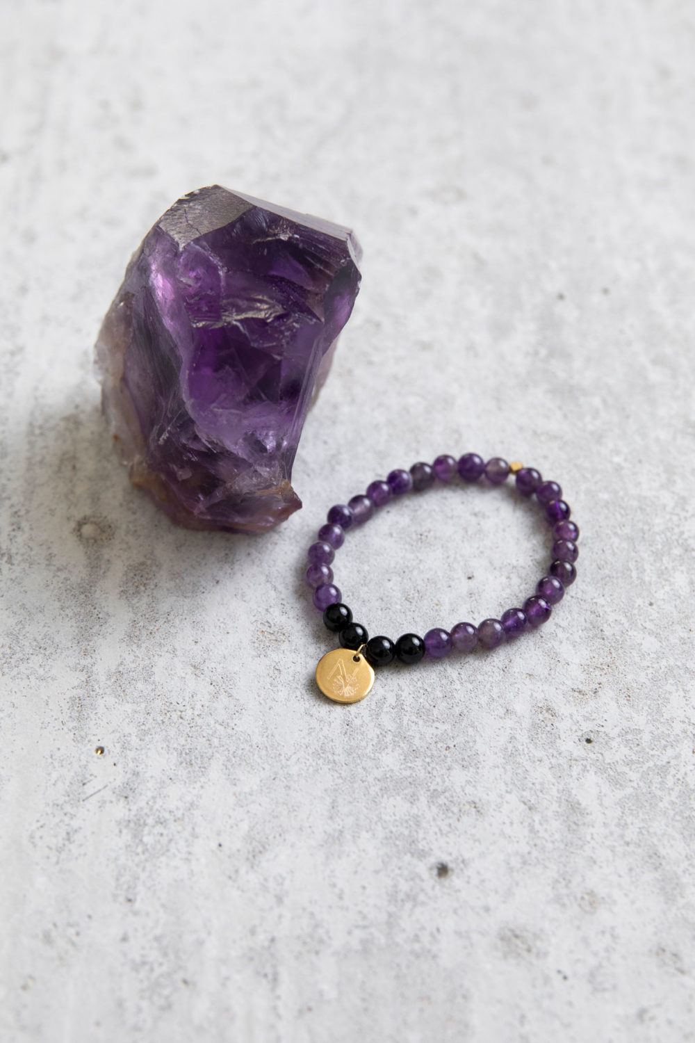 PEACE OF MIND Mala Armband aus Amethyst und Turmalin Steinen mit goldenem Plättchen und Perle und Amethyst Stein.