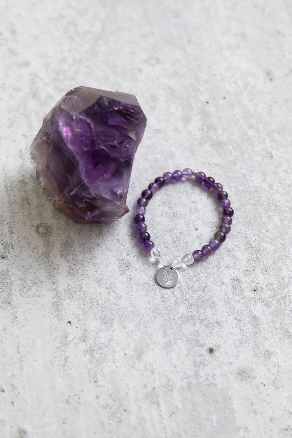 PEACE OF MIND Mala Armband aus Amethyst und Bergkristall Steinen mit silbernem Plättchen und Perle und Amethyst Stein.