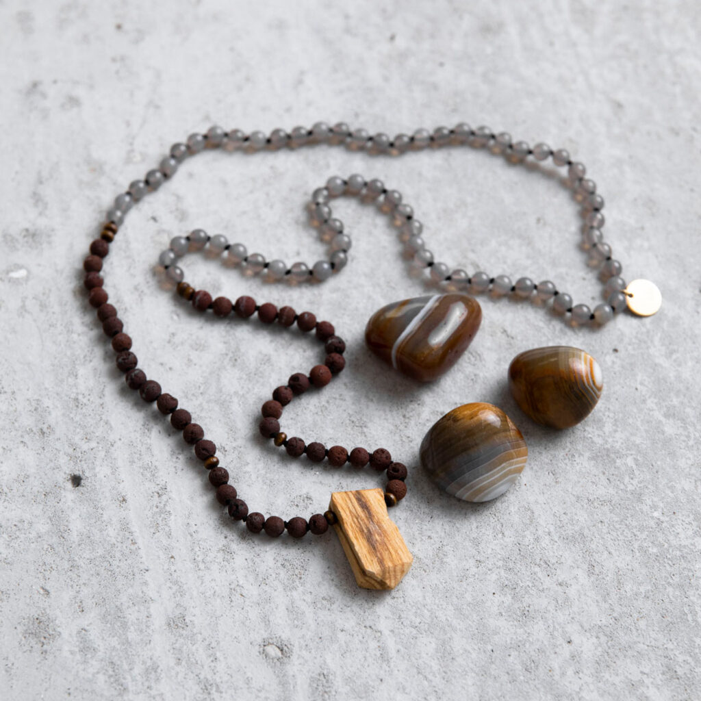 GREAT SPIRIT Mala aus Achat und Lava Steinen mit Holzperlen, Palo Santo Spitze und goldenem Plättchen und Achat Steine, NAIONA.