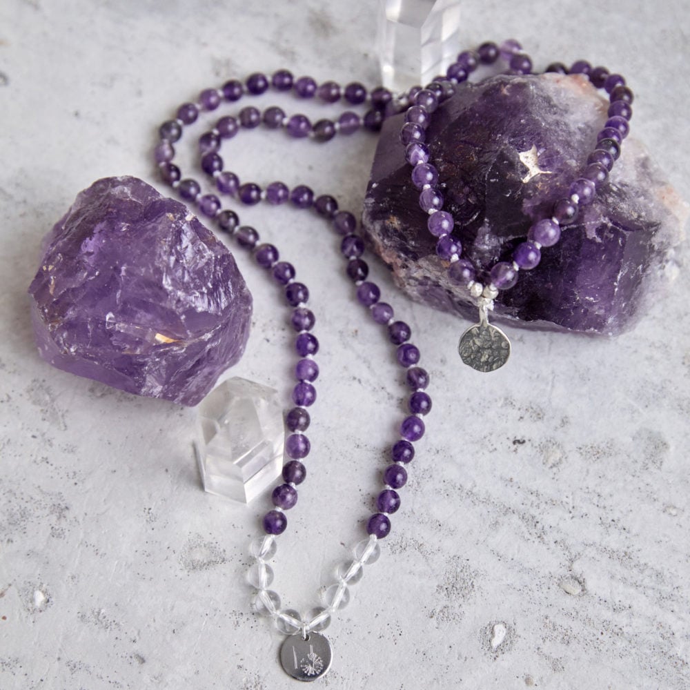 PEACE OF MIND Mala aus Amethyst und Bergkristall Steinen mit silbernen NAIONA Plättchen und Perlen und Amethyst Steine und Bergkristallspitzen.