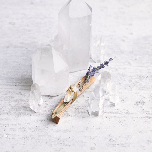 Palo Santo Smudge // Bergkristall & Lavendel Räucherwerk aus Palo Santo Holz, Lavendelzweig und Bergkristallspitzen. NAIONA.
