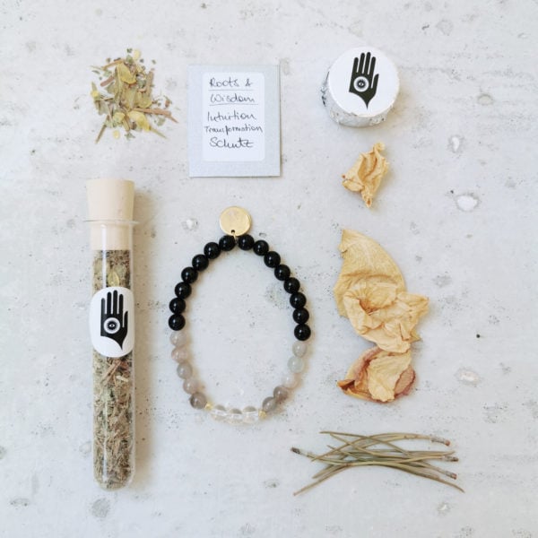ROOTS & WISDOM holy smoke // crystal magic set mit Räucherwerk aus Beifuß, Eisenkraut, Fichtenharz und Wacholder und Armband aus Mondsteinen, Bergkristall und Turmalin Steinen mit goldenen Perlen und NAIONA Plättchen.
