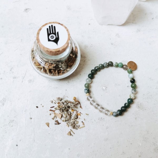SO FRESH & SO CLEAN holy smoke // crystal magic set mit Räucherwerk aus Salbei, Königskerze, Weißdorn und Ysop und FREE YOURSELF Armband aus Moosachat und Bergkristall Steinen mit goldenen Perlen und NAIONA Plättchen.
