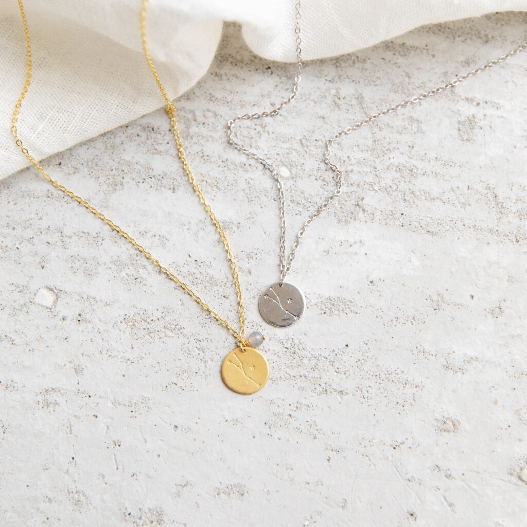 COSMIC COLLECTION STIER Kette gold und mit goldenem oder silbernem Plättchen mit graviertem Stier-Sternzeichen, Achat Stein Perle und NAIONA Plättchen. Tuch.