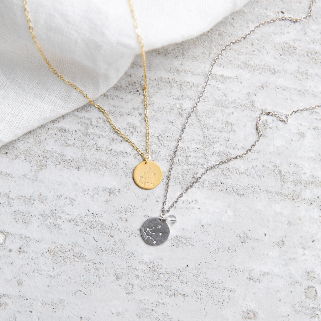 COSMIC COLLECTION WASSERMANN Kette gold und mit goldenem oder silbernem Plättchen mit graviertem Wassermann-Sternzeichen, Bergkristall Stein Perle und NAIONA Plättchen. Tuch.