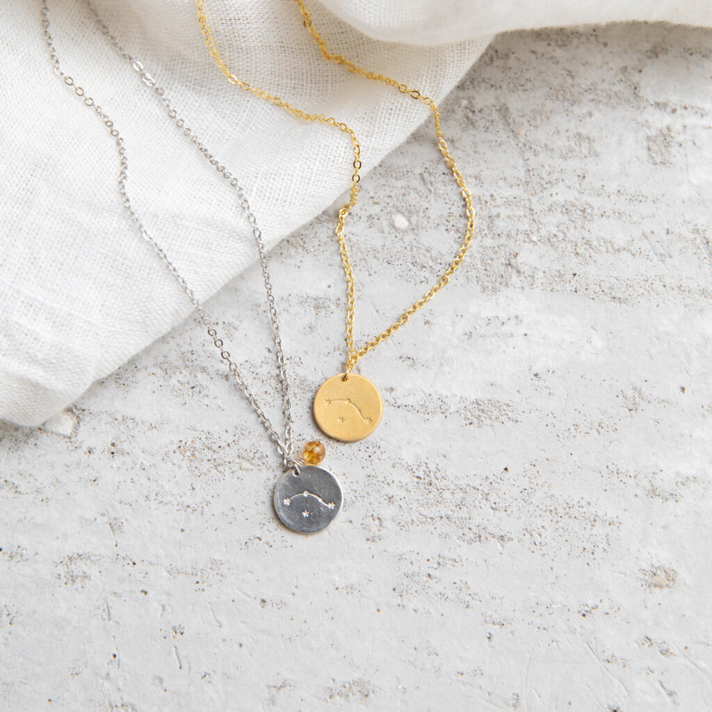 COSMIC COLLECTION WIDDER Kette gold und mit goldenem oder silbernem Plättchen mit graviertem Widder-Sternzeichen, Citrin Stein Perle und NAIONA Plättchen. Tuch, Trockenblumen.