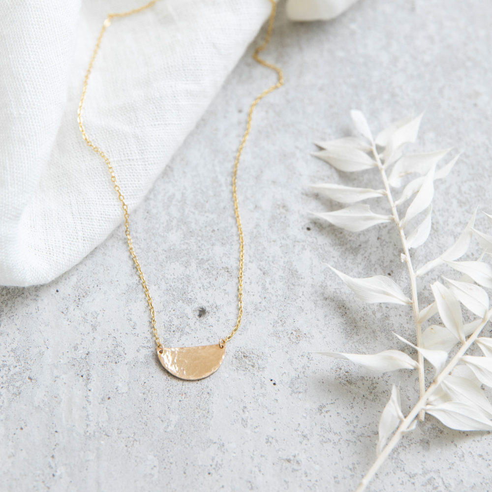 SIMPLICITY Kette gold mit goldenem gehämmerten Halbmond Plättchen und NAIONA Plättchen. Tuch, Trockenblumen.