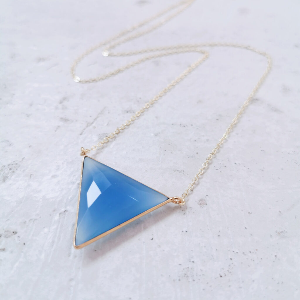 CREATIVE EXPRESSION Kette gold – WANDAFUL COLLECTION mit blauem Chalcedon und NAIONA Plättchen.
