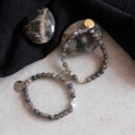 STUDIO NAIONA, KALI Kollektion 2025, KALI – THE DARKNESS Armband, gold & silber, Titelbild