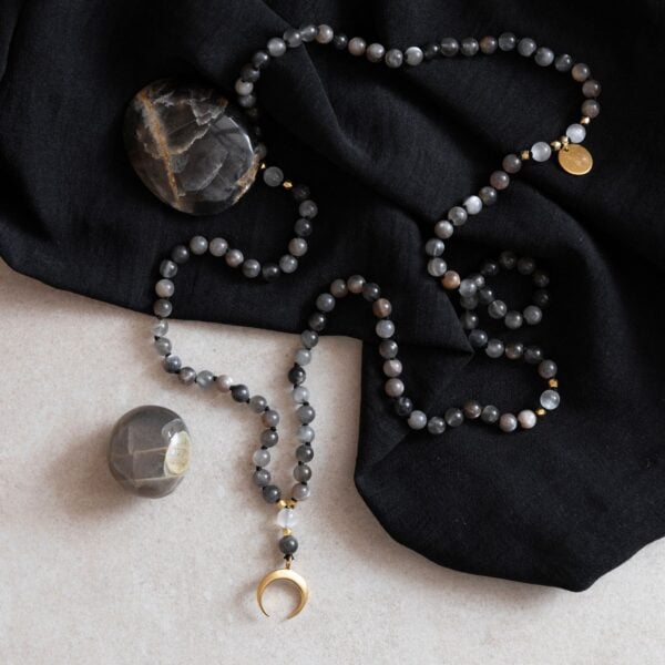STUDIO NAIONA KALI Kollektion 2025, KALI – THE DARKNESS Mala, schwarzer Mondstein, gold, Titelbild