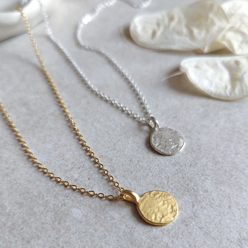SUN & MOON Kette gold oder silber – besteht aus einer Kette und einem Plättchen als Symbol für die Dualität von Sonne und Mond