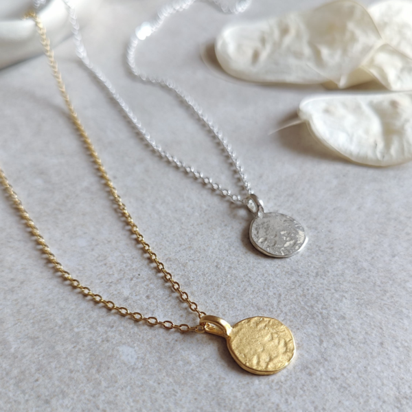 SUN & MOON Kette gold oder silber – besteht aus einer Kette und einem Plättchen als Symbol für die Dualität von Sonne und Mond