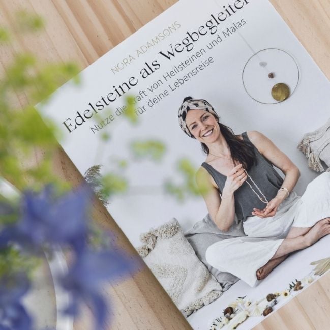 STUDIO NAIONA, Blog 2025-05, Edelsteine im Alltag, WEGBEGLEITER Buch