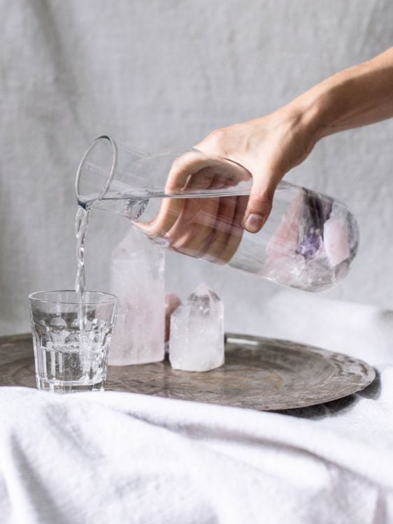 STUDIO NAIONA, Blog 2025-05, Edelsteine im Alltag, Edelsteinwasser