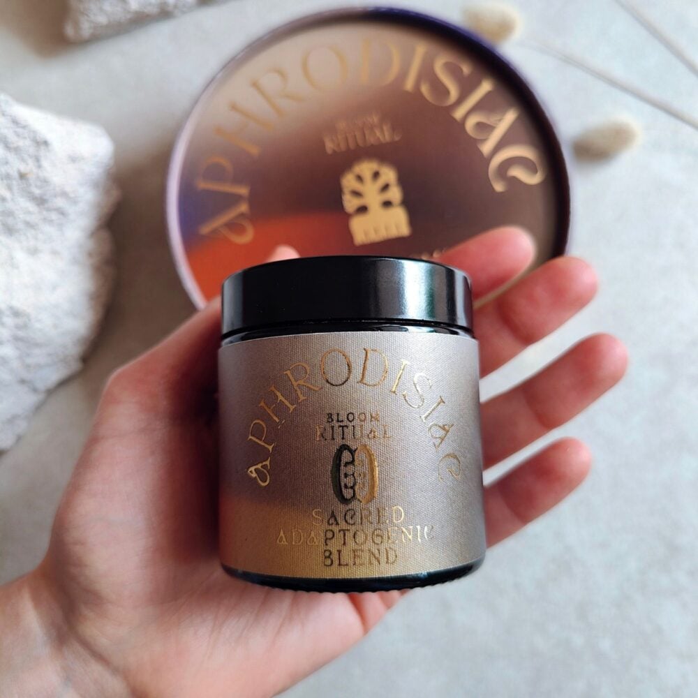 STUDIO NAIONA x Carla Kuhlmann Plant Ally SACRED ADAPTOGENIC BLEND Titelbild