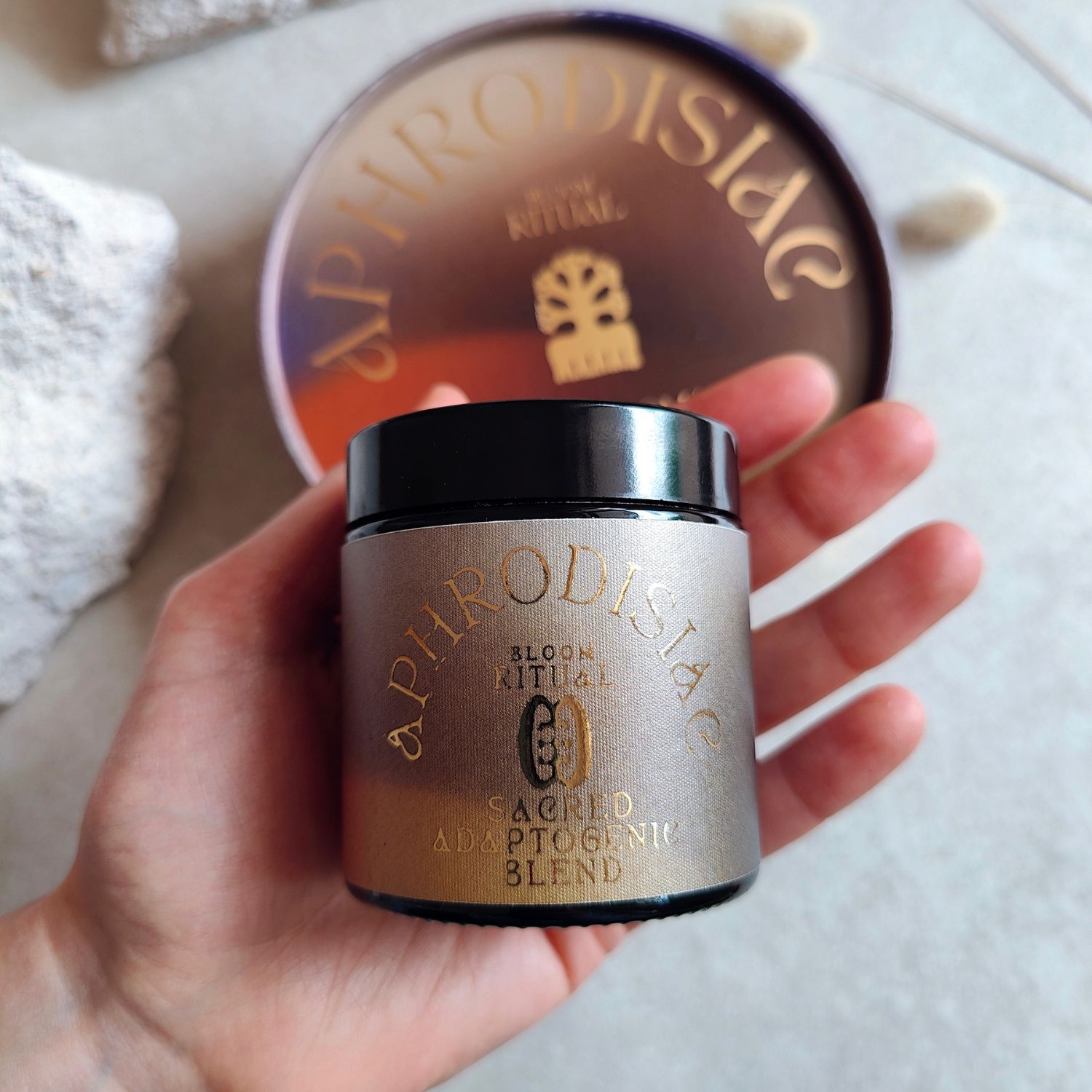 STUDIO NAIONA x Carla Kuhlmann Plant Ally SACRED ADAPTOGENIC BLEND Titelbild