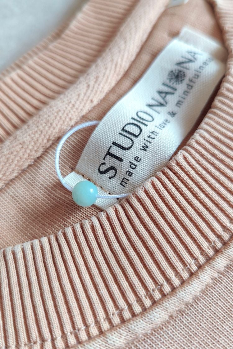 STUDIO-NAIONA-WEAR-FEEL-HOME-Sweater_soft-caramel-Perle